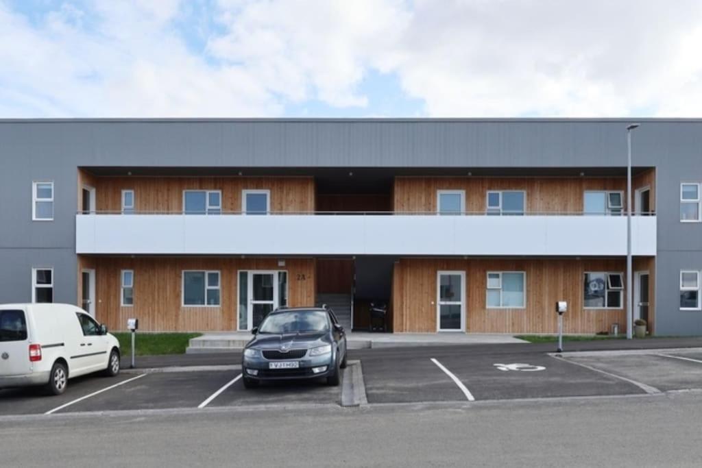 Nice & Cozy Two Bedroom Apartment With A Balcony Akureyri Bagian luar foto