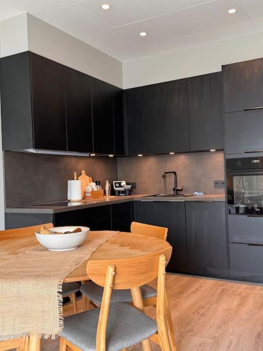Nice & Cozy Two Bedroom Apartment With A Balcony Akureyri Bagian luar foto