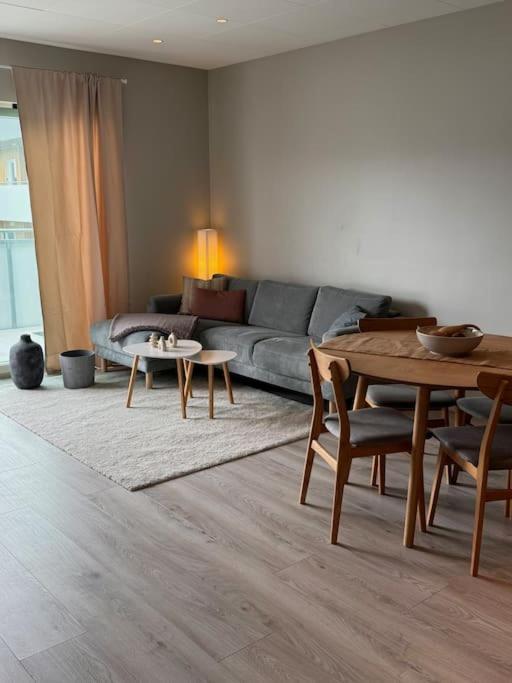 Nice & Cozy Two Bedroom Apartment With A Balcony Akureyri Bagian luar foto
