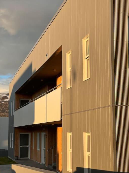 Nice & Cozy Two Bedroom Apartment With A Balcony Akureyri Bagian luar foto