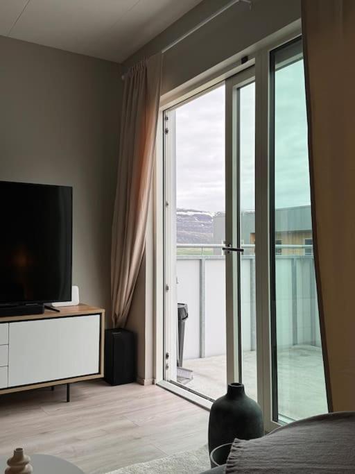 Nice & Cozy Two Bedroom Apartment With A Balcony Akureyri Bagian luar foto